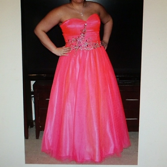 Bright pink prom or pageant dress - Picture 7 of 8